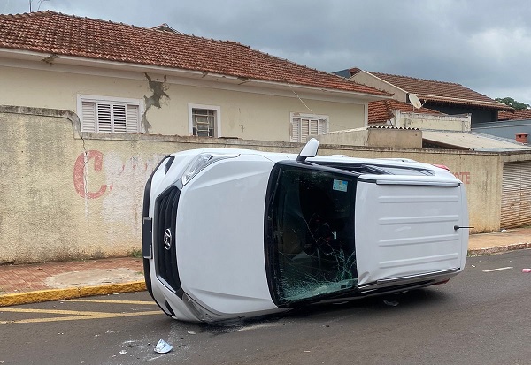 Veículo tomba após colisão em cruzamento 